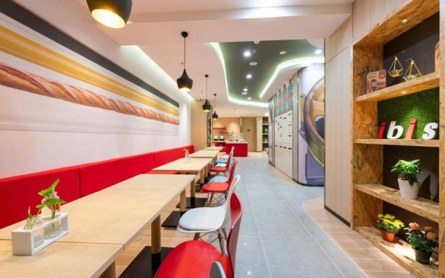 Ibis Hotel (Dalian Railway Station Light Rail Station)