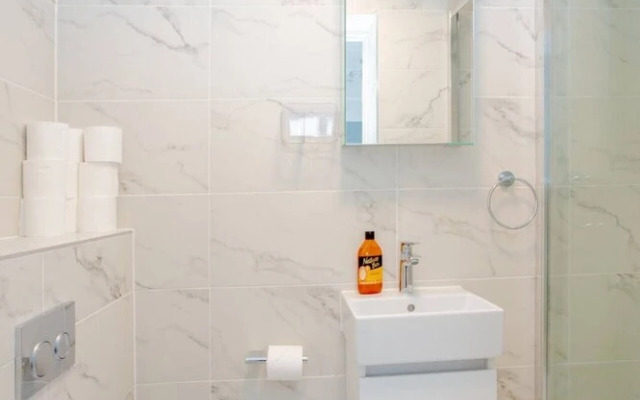 Bright 1 Bedroom Apartment in West London