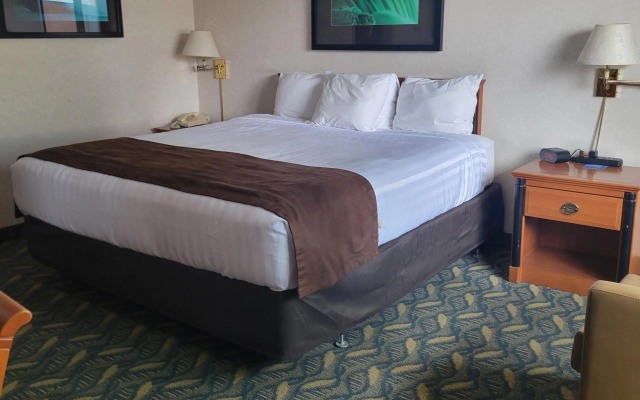 Travelodge by Wyndham Niagara Falls at the Falls