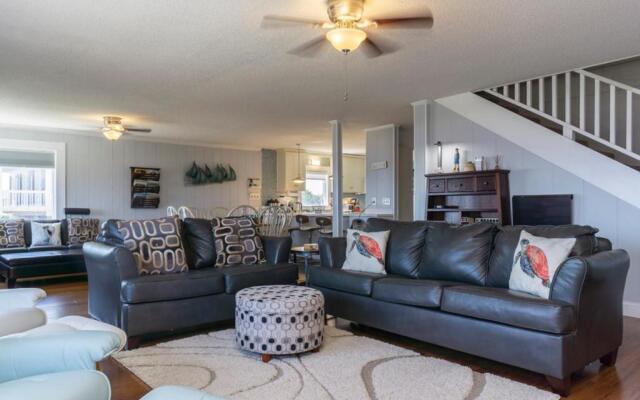 Breezy Oaks by Oak Island Accommodations