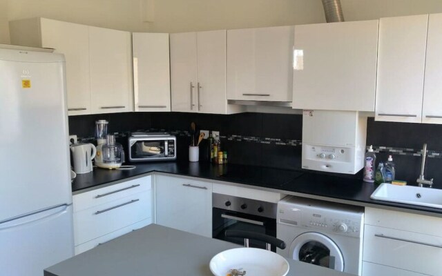 Beautiful 2-room Apartment-downtown/cours Julien