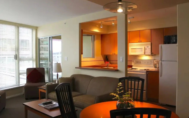 910 Beach Avenue Apartment Hotel