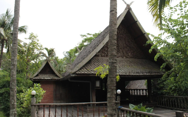 Thai Teak House Garden Homestay