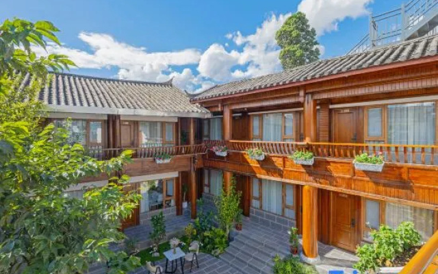 Man   Xiang    Cloud Retreat: Chinese-Themed Cinema Suites with Scenic Views