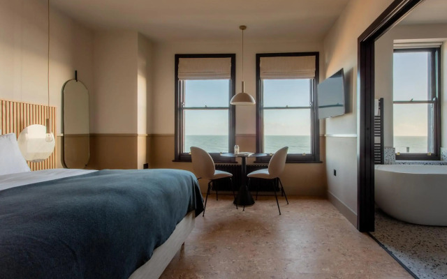 Port Hotel