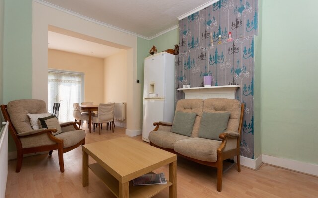 2 Bedroom House In Tooting With Garden