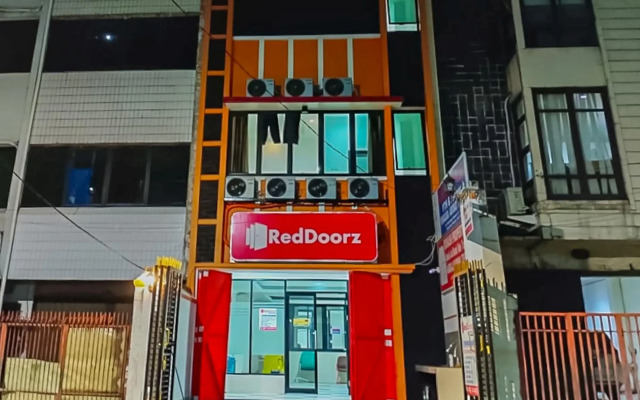 RedDoorz near Stasiun Senen