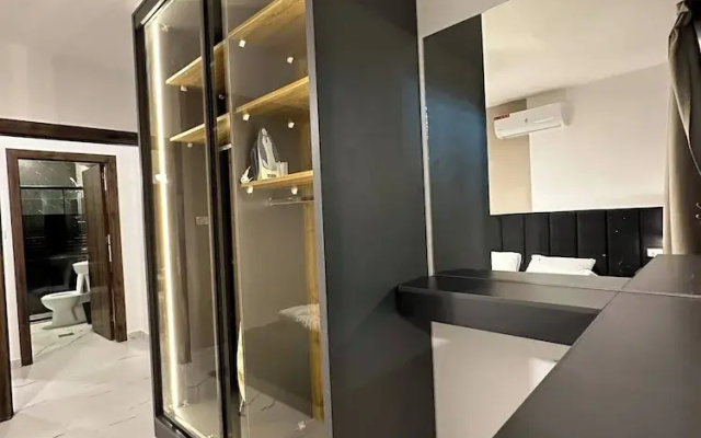 Stylish Luxe Apartment Fr 0003