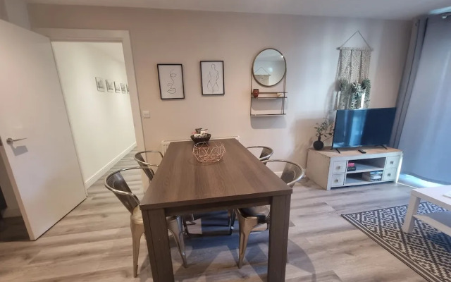 2Bed-2Bath Flat - Gym Pool Balcony Lift