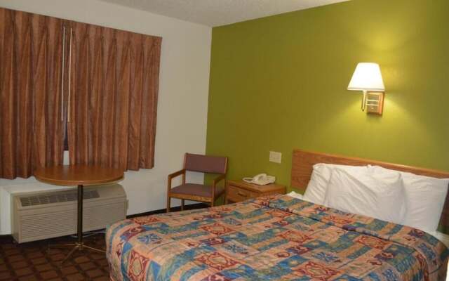Bloomer Inn & Suites