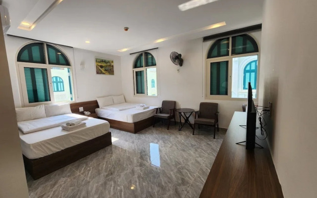 10 Bedroom Apartment 300m From The Sea