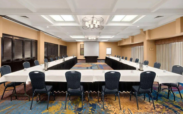 Embassy Suites Kansas City Plaza