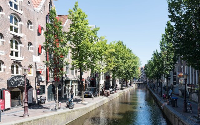 White Room Apartment