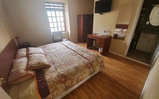 Mariscal Inn & Suites