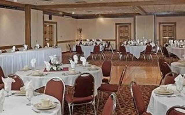 Holiday Lodge Hotel & Conference Center