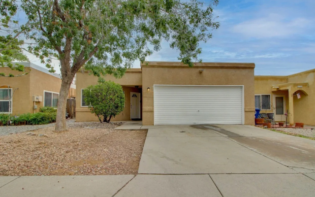 Comfy Albuquerque Townhome < 6 Mi to Downtown