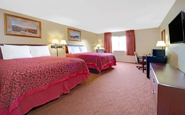 Days Inn and Suites by Wyndham St. Louis/Westport Plaza