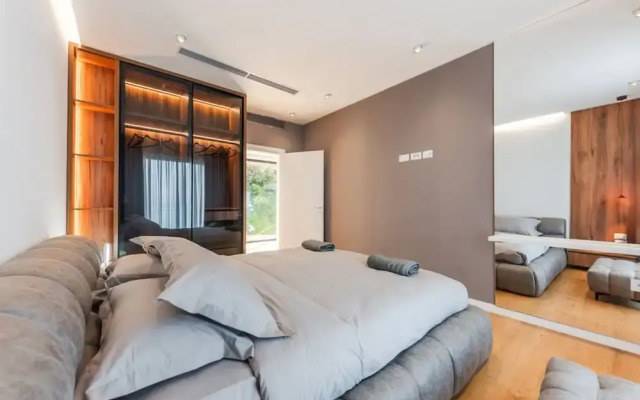 Villa Serenity Luxury Lakeside Manor