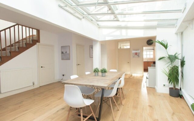 The Harrods Mews Modern 4Bdr Mews Home With Terrace