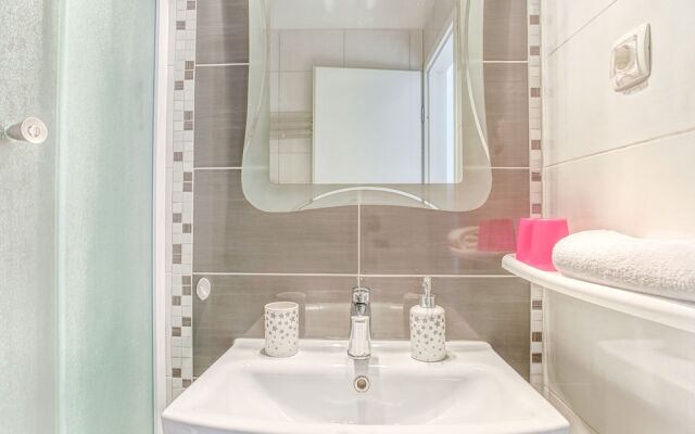 Simplistic Holiday Home in Sumartin near Sea Beach