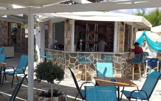 Golden Dolphin Studios & Apartments