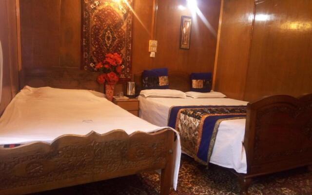 Houseboat New Suzan
