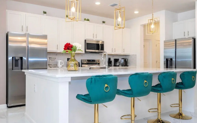 Stunning 15 Suites Close to Disney