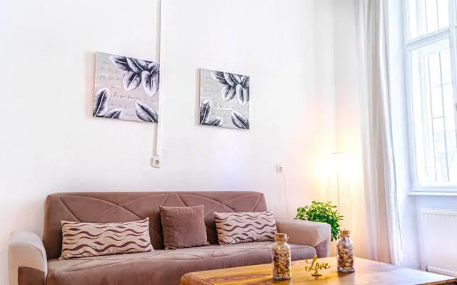 Chic Apartment Near Downtown