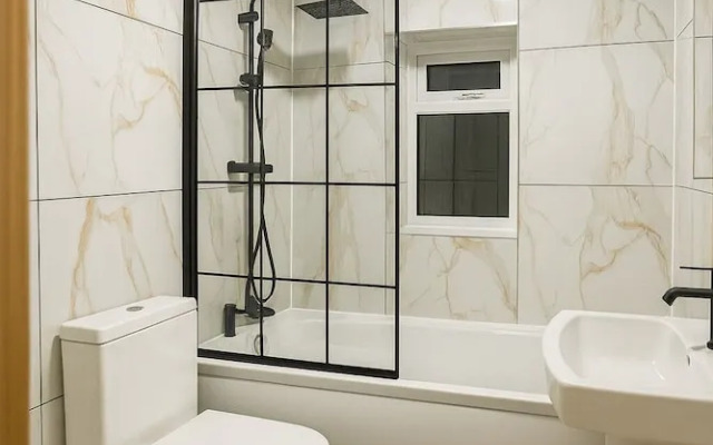 Prime 4BR Reading House & Free Parking