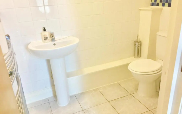 London 4 Bedrooms 3 Bathrooms with Garden House