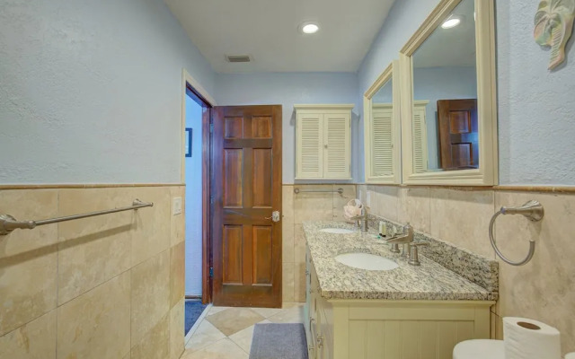 Spacious 4 3 Retreat- Heated Pool-playroom