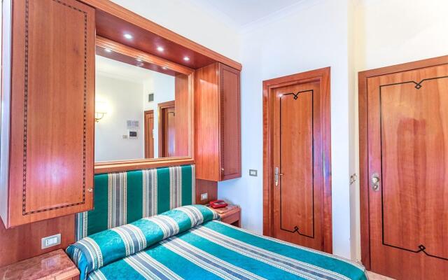 Raeli Hotel Lux