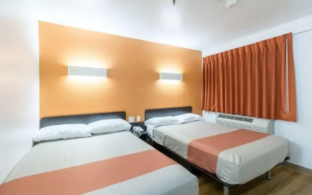 Motel 6 North Kirkland