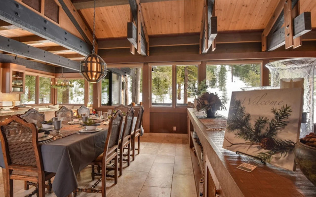 Joy on the River Stunning Waterfront Home for 10