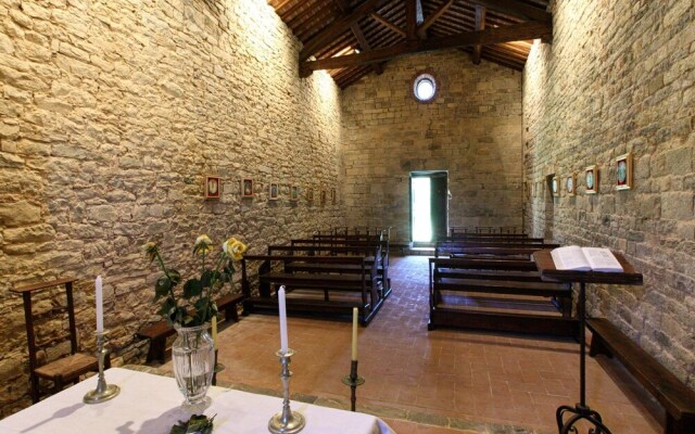 Stylish Holiday Home in Castelnuovo Dei Sabbioni with Pool