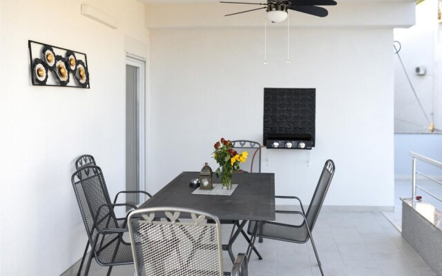 Amazing Apartment in Makarska With Wifi and 2 Bedrooms