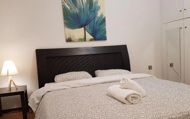 Teal Apartment - Athens Center, 4 BD, 2 BATH