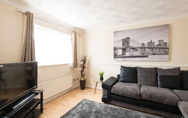 3 Bedroom House in Canning Town With Parking