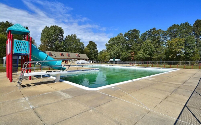 Top Rated Townhome - Our Reviews say it All. Large Discount During Pandemic. Self Checkin, Pet Friendly! Super-host Support