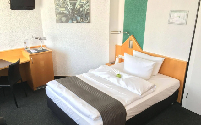Hotel H.E.Y.M.A.N.N.