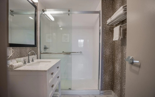 Monte Carlo Inn Oakville Suites