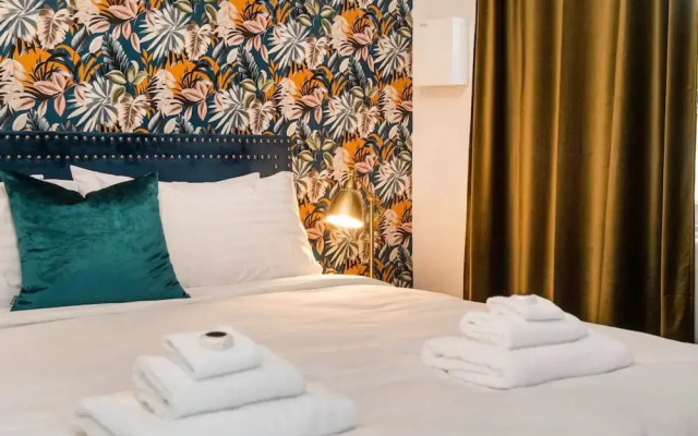 The 1920s 'flora' Suite