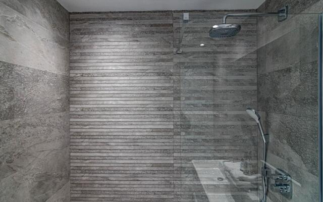 LME13.3A- Modern and luxury flat close to port
