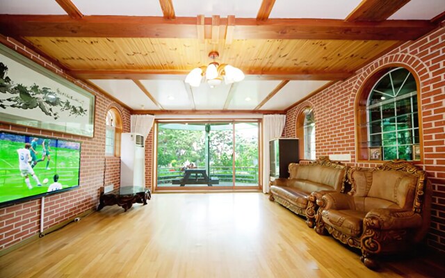 Gyeongju Lakeside Waltz Pension