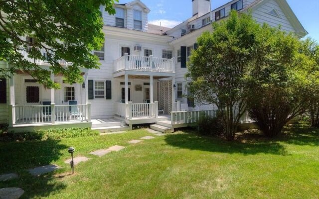 Village Latch Inn Hotel