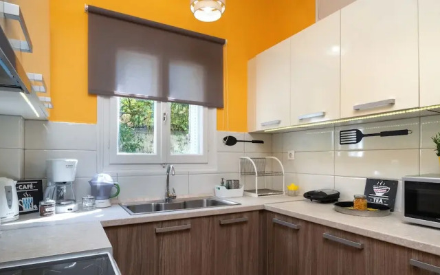 Apartment at the foothills of Acropolis