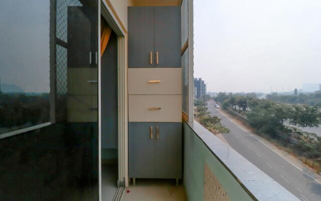 OYO 76456 Hotel Noida Hub 2