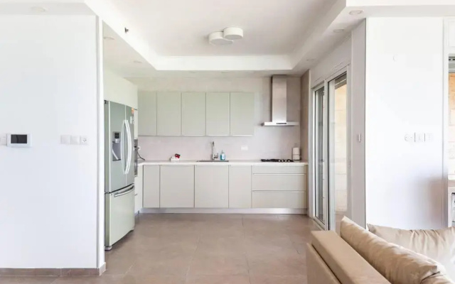 O&O Group - Stunning Sew View 3 BR Apartment Iconic Tower