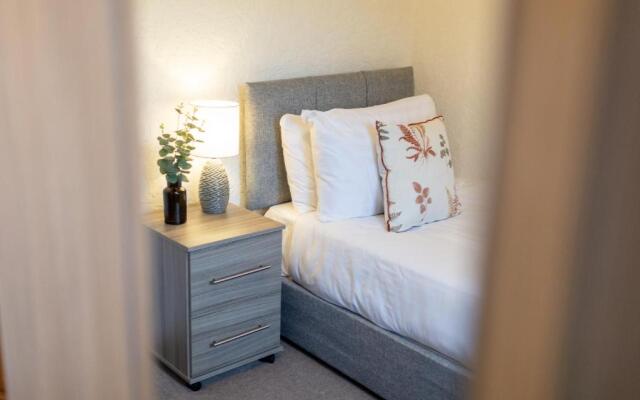 Adrian House, near Hospital, easy parking + garden