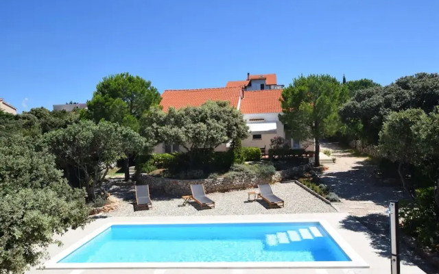 Not Detached Home With Swimming Pool for use
